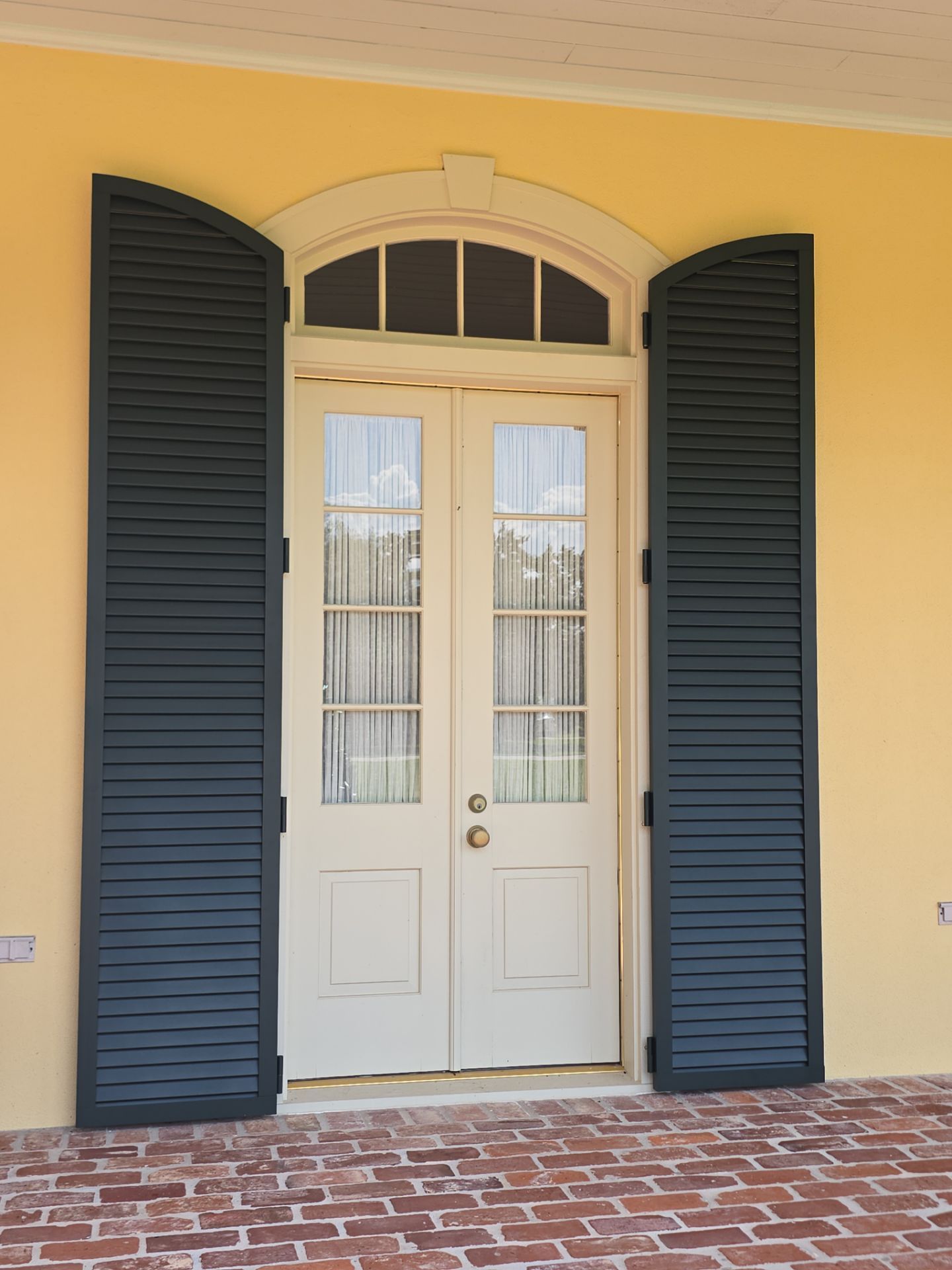 Colonial Shutters (Louvered)