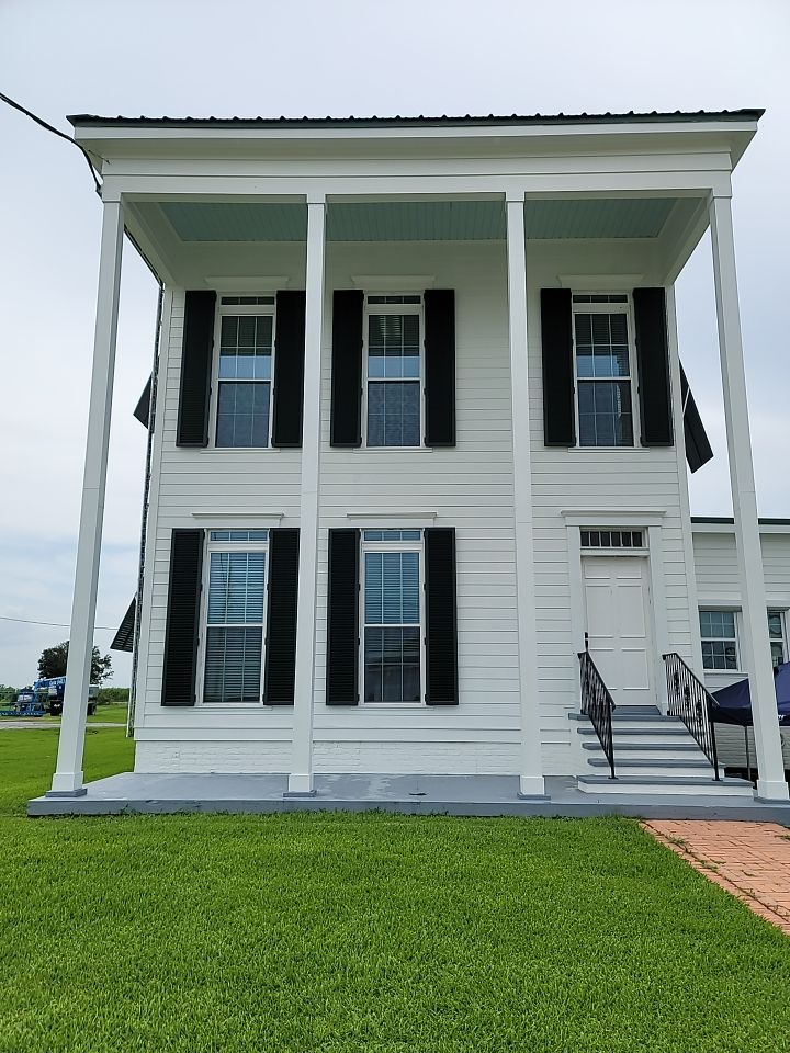 Colonial Shutters (Louvered)